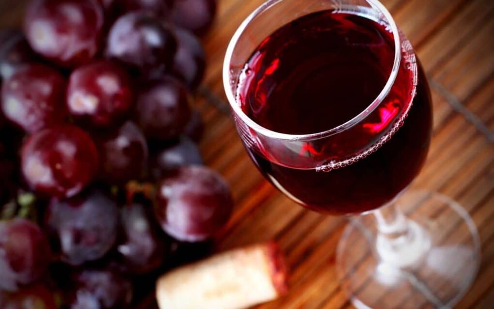 é posible beber viño tinto con psoríase